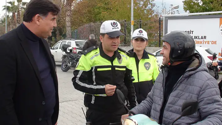 MOTOSİKLET SÜRÜCÜLERİNE REFLEKTİF YELEK DAĞITILDI