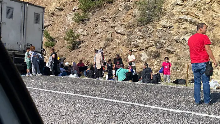 MUĞLA'DA LASTİĞİ PATLAYAN TIRDAN 100'E YAKIN GÖÇMEN ÇIKTI