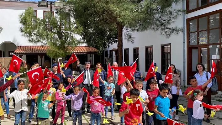 MUĞLA JANDARMASI 23 NİSAN'DA ÇOCUKLARA BAYRAM COŞKUSU YAŞATTI