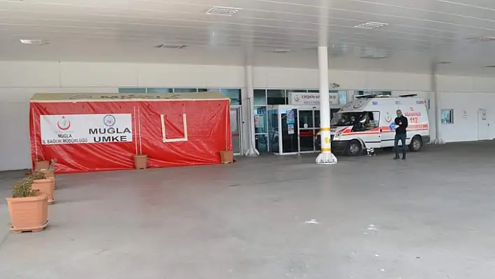 Muğla'da Acil Servis Önüne Çadır Kuruldu