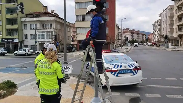 Muğla'da Kırmızı Işıkta 'Evde Kal' Yeşil Işıkta Eve Git' Çağrısı