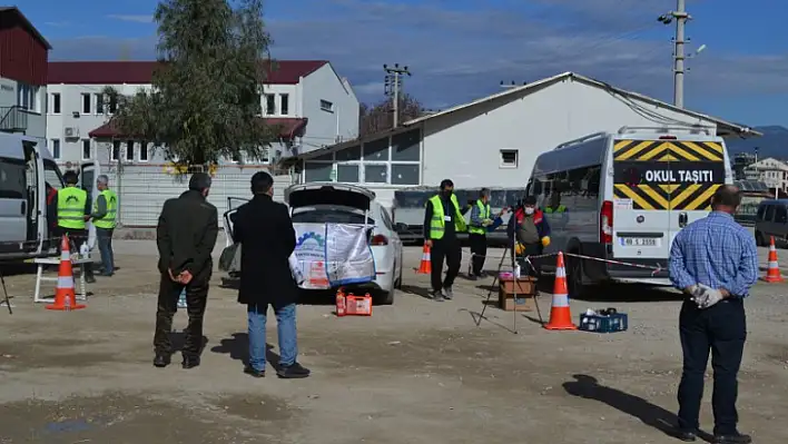 Öğrenci servisleri belgelerini alıyor