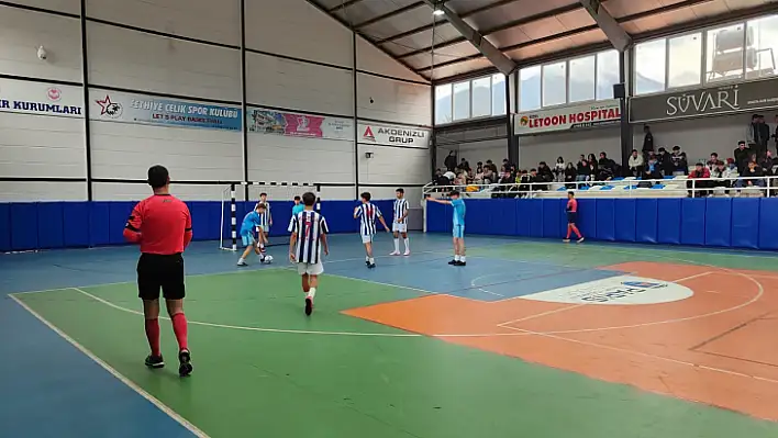 Okullar Arası Genç Erkekler Futsal Turnuvası devam ediyor