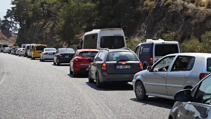 Ölüdeniz'de trafik çilesi devam ediyor