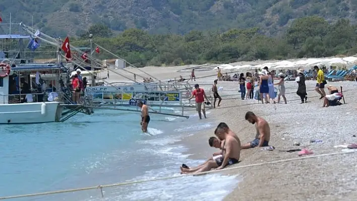 Ölüdeniz'de yerli ve yabancı turistlerden deniz keyfi