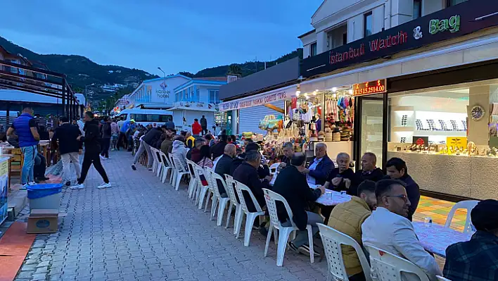 Ölüdeniz turizmcilerinden iftar yemeği