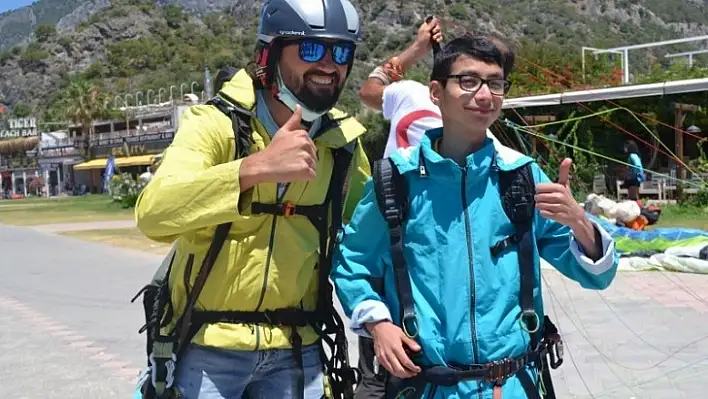 Özel öğrenciler teleferik ve yamaç paraşütü keyfi yaşadı