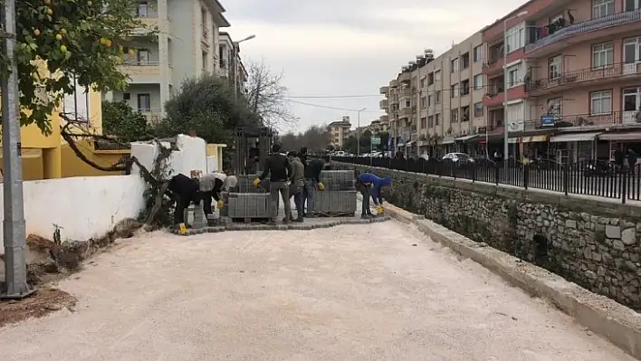 Parke kaplama çalışmaları hız kesmeden devam ediyor