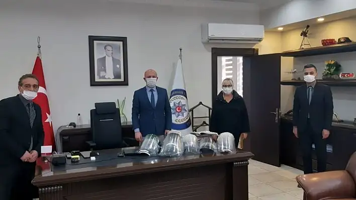 Polise Çiçek Yerine Koruyucu Maske