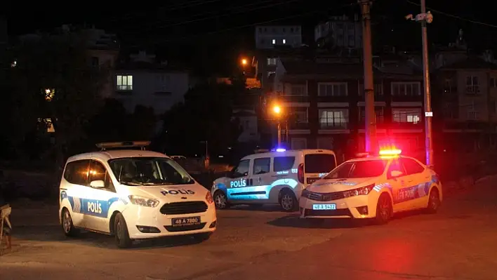 Polisten Kaçtı, Balkona Çıkıp Polislere 'Hadi Gelinde Ceza Yazın' Diye Bağırdı ! 