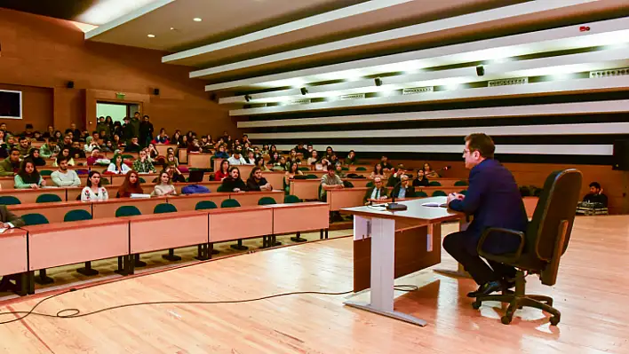 Rektör Çiçek, Öğrencilerle Bir Araya Geldi