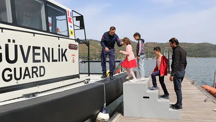 SAHİL GÜVENLİK BOTU ZİYARETİYLE ÇOCUKLARIN BAYRAM COŞKUSU KATLANDI