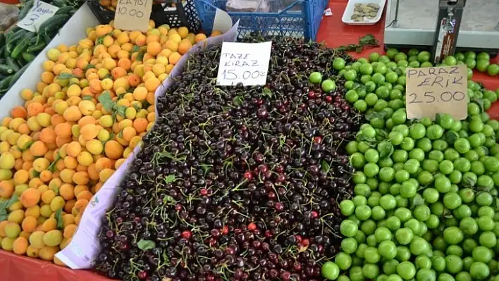 Salı pazarı yaz meyveleri ile renklendi