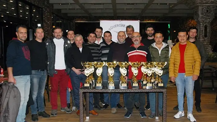 Şampiyon Güvercinlerin Sahiplerine Kupa