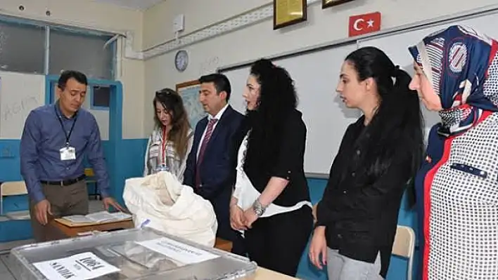 Sandık Görevlileri Yemin Ederek Görevlerıne Başladı