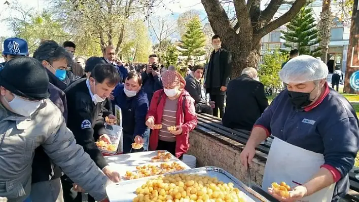 Şehitlerimiz için lokma dağıttılar