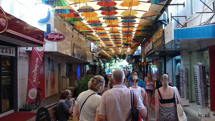 ŞEMSİYELİ SOKAĞA İLGİ YOĞUN