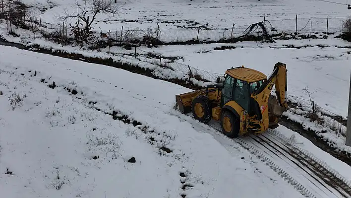 SEYDİKEMER BELEDİYESİ KARLA KAPANAN YOLLARI ULAŞIMA AÇTI