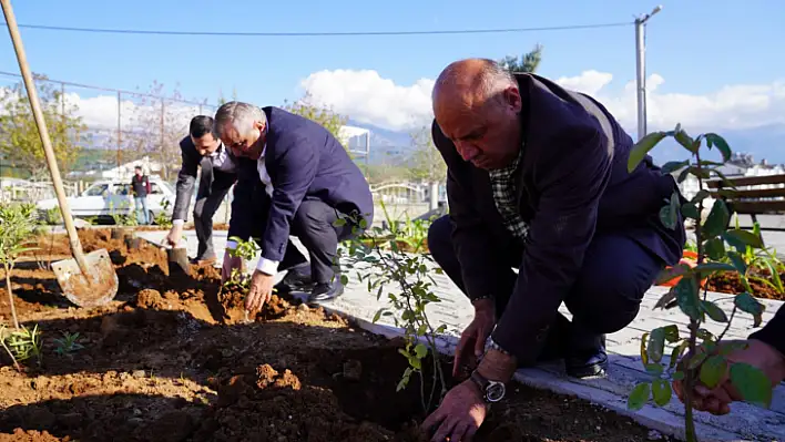 SEYDİKEMER BELEDİYESİ SERADA ÜRETTİĞİ ÇİÇEKLERLE PARKI SÜSLEDİ