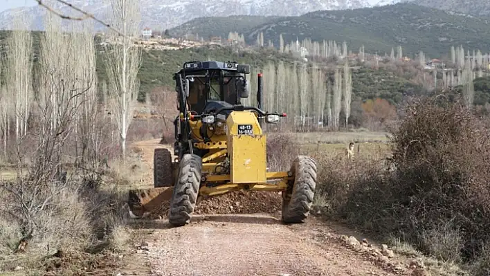 Seydikemer Belediyesi yol bakım onarım hizmetlerine devam ediyor