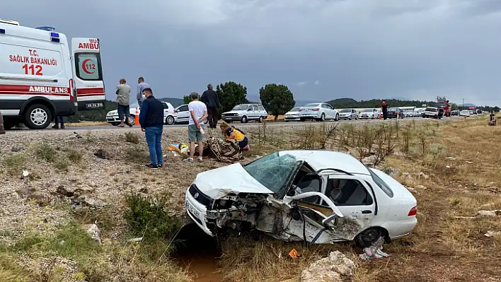 Seydikemer'de iki araç kafa kafaya çarpıştı: 1'i ağır 9 yaralı