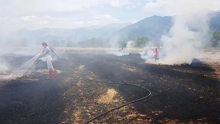 Seydikemer'de Anız Yangınında 80 Saman Balyasını Yandı