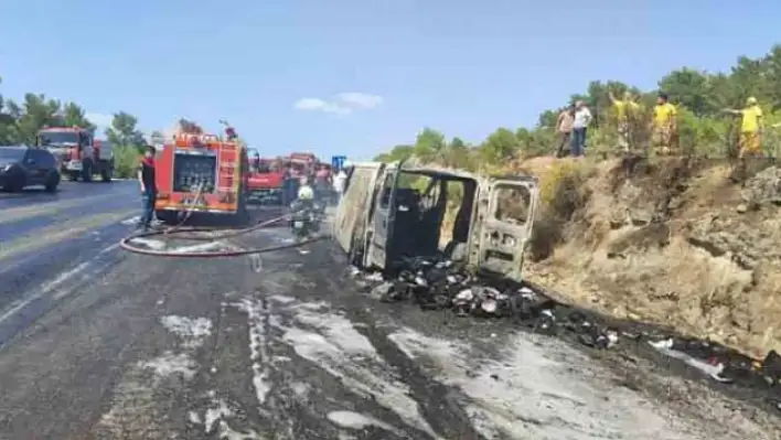 Seyir Halindeki Minibüs Alev Alev Yandı