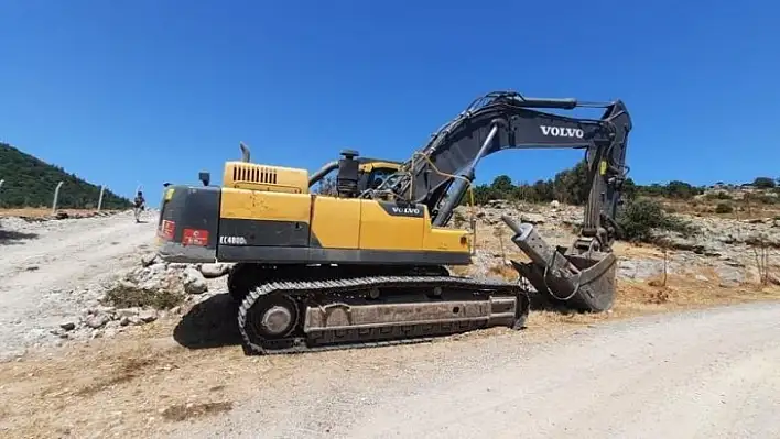 Tarihi kalıntılara bile aldırış etmeden yol açtılar