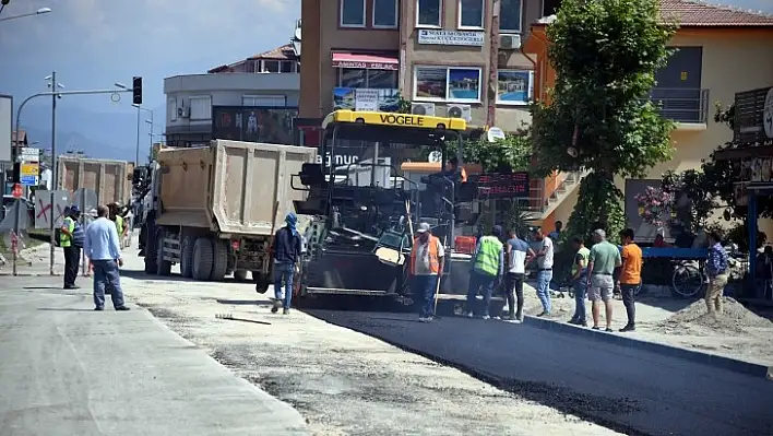 Tartan pist yenileniyor, sıcak asfalt (BSK) Ölüdeniz Caddesi'nde başladı