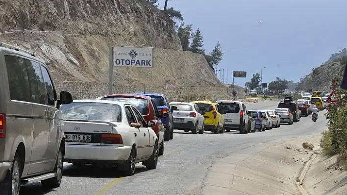 Tatil için Ölüdeniz'i tercih ettiler, trafiği kitledirler