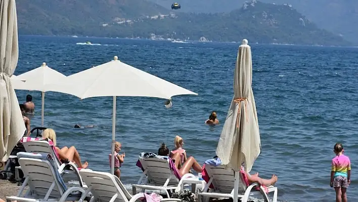 Tatilciler Marmaris Plajlarını Doldurdu