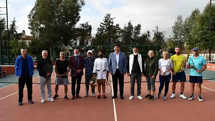 Tenis kortlarından dolayı Karaca'ya teşekkür ettiler