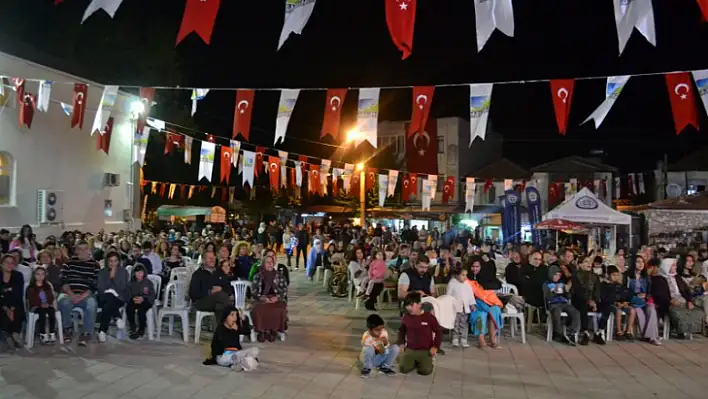 TİYATRO GÖSTERİSİ VE KONSERLER BÜYÜK ALKIŞ ALDI