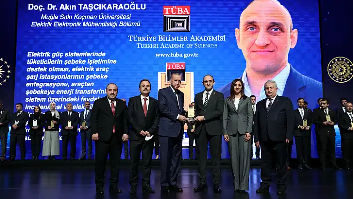 'TÜBA Bilim Ödülü'nü Cumhurbaşkanı Erdoğan'dan Aldı