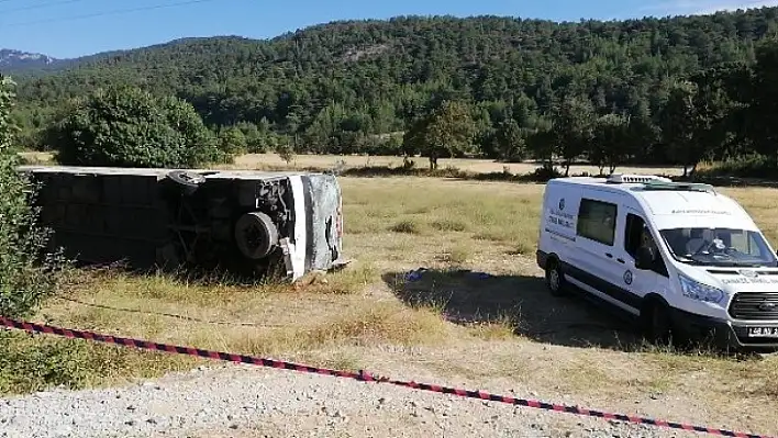 Tur otobüsü öğrenci servisine çarptı: 1 ölü 59 yaralı