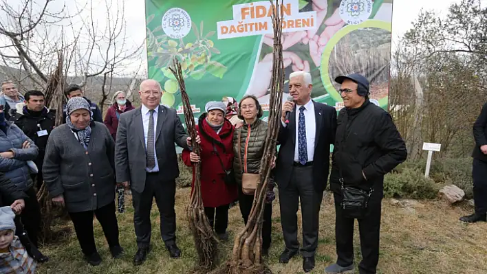 Üreticilere Meyve Fidanı Dağıtımı yapıldı