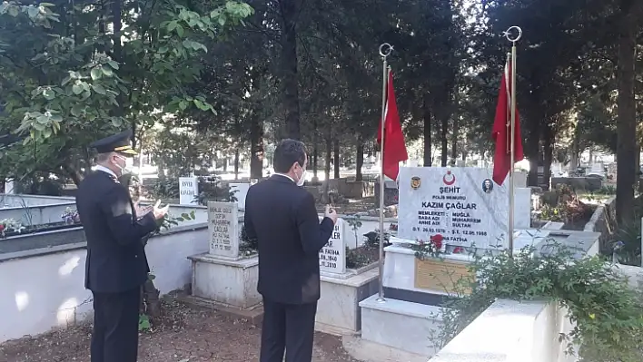 Vali Orhan Tavlı, Ramazan Bayramında Şehitlikleri Ziyaret Etti