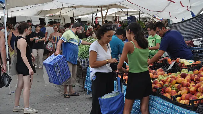 Vatandaşın alışveriş tercihi 'Salı Pazarı'