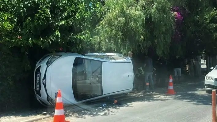 Virajı alamayan otomobil yan yattı