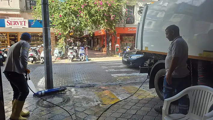 Yağmur sonrası temizlik devam ediyor