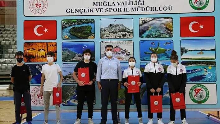 Yarışmalarında dereceye giren sporcular ödüllerini aldılar