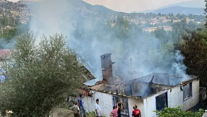 Yayla Çobanisa'da çıkan yangında 4 ev kullanılamaz hale geldi