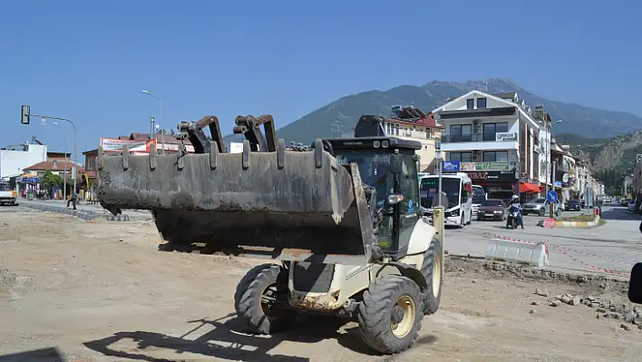 YOL YAPIM ÇALIŞMALARI DEVAM EDİYOR