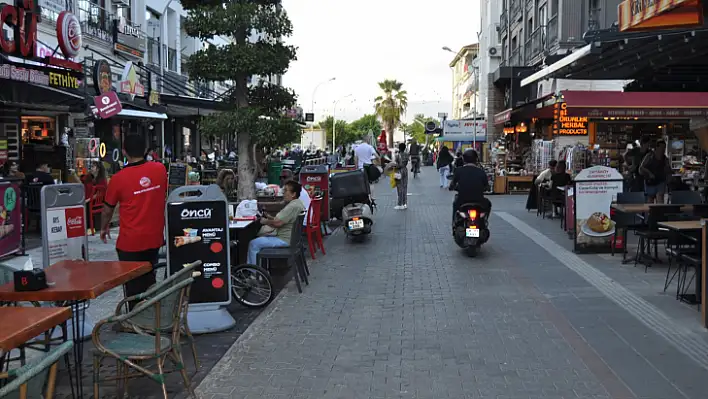 Yürüyüş yoluna giren motorlar tehlike saçıyor