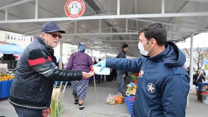 Zabıtadan Vatandaşlara Dezenfektan Jel