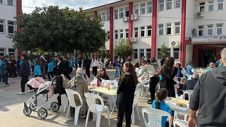 Fethiye’de Atatürk İlkokulu kermesine yoğun katılım