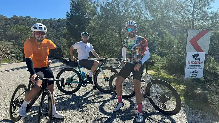 Fethiye’de bisiklet turu yapan grup Şubat ayında denize girdi