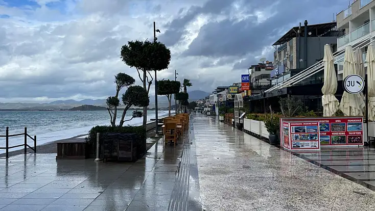 Olumsuz hava şartları Çalış Plajı’nı boş bıraktı
