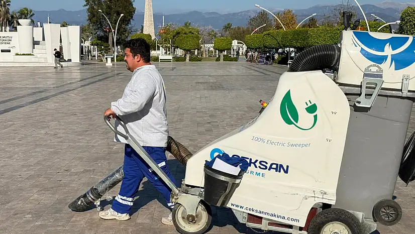 Beşkaza Meydanı'ndaki izmaritler 'Fil' ile temizleniyor
