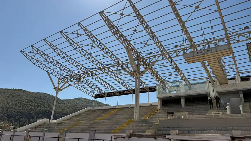 Betonarme Tribün Yıkımına Başlandı